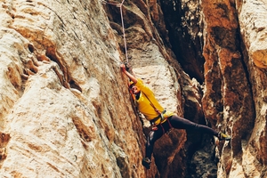 Photographie d'une femme faisant de l'escalade