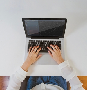 Illustration d'un PC vue de dessus d'un utilisateur sur la solution AWAKEN 